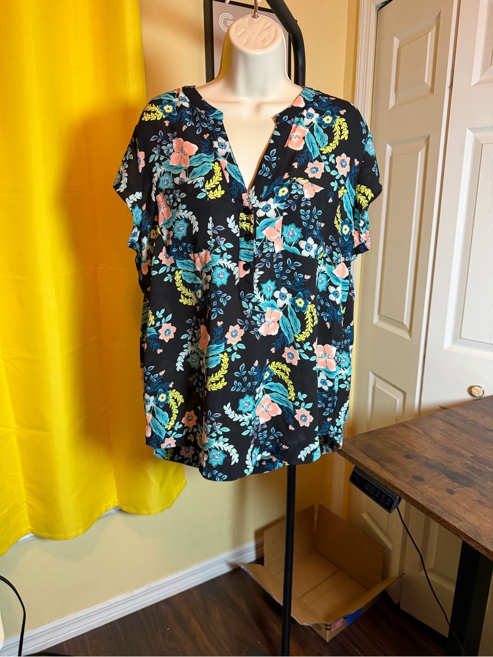 New York & Company Women’s Large Black Floral V-Neck Blouse Short Sleeve - Picture 2 of 11